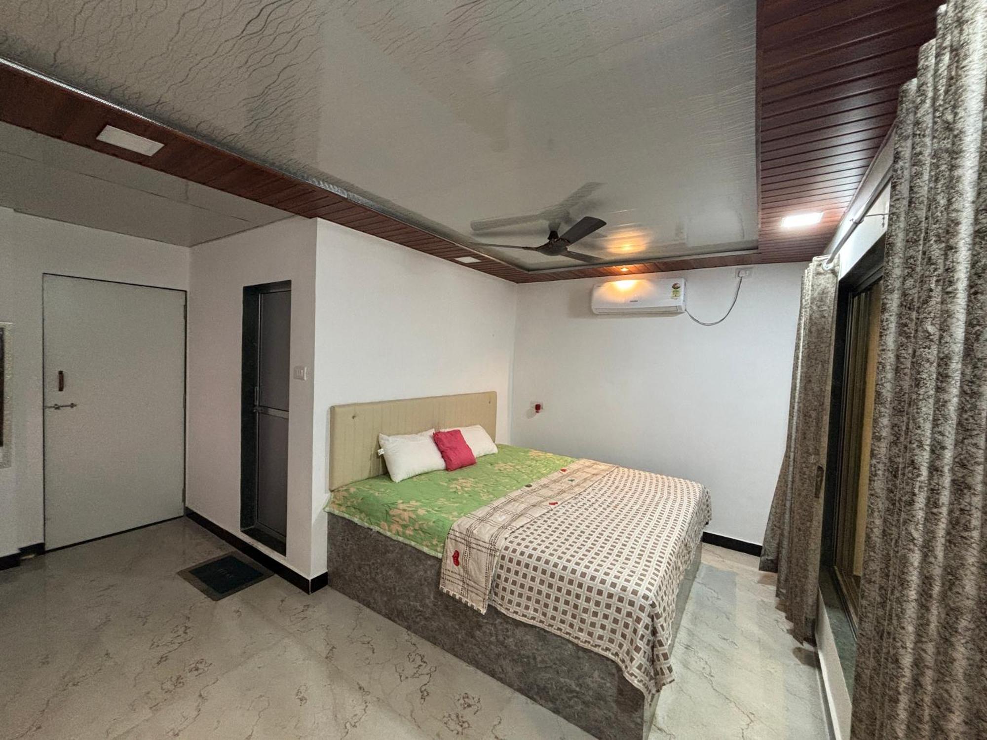 Sea Royal Rooms And Cafe Virār Eksteriør billede
