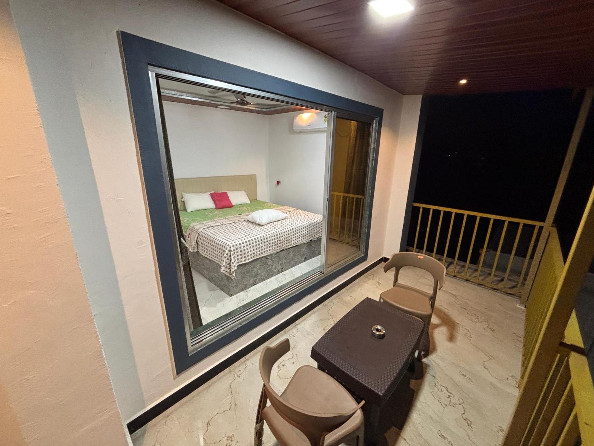 Sea Royal Rooms And Cafe Virār Eksteriør billede